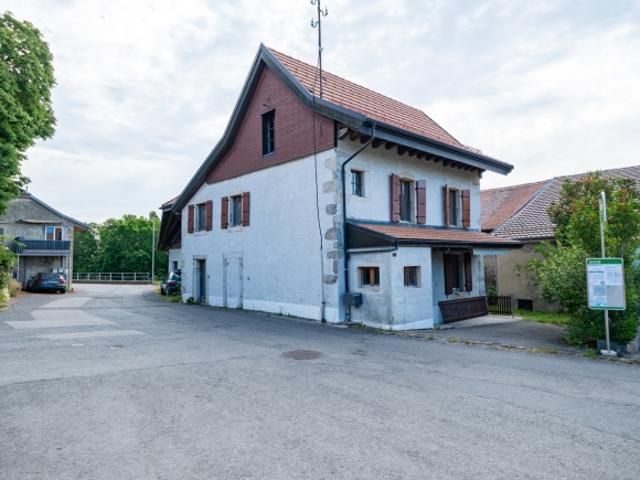 Authentisches Dorfhaus mit einem Garten, der gefällt, und Renovierungsmöglichkeiten