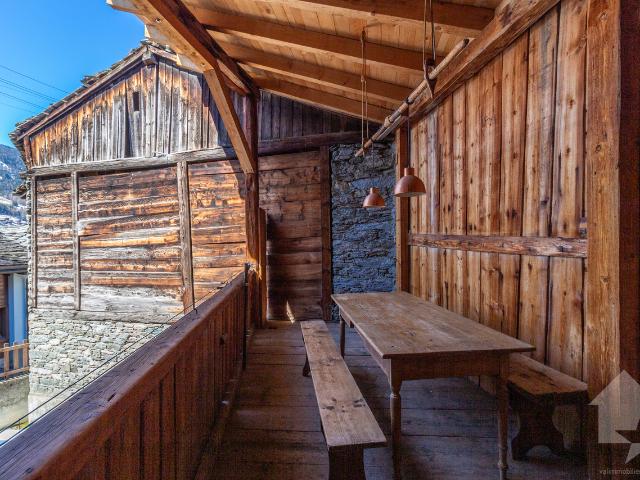 Authentisches Dorfhaus aus dem 18. Jahrhundert mit Aussenbereichen