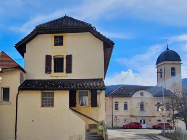 Authentisches Dorfhaus, Charme und Bände in Boveresse
