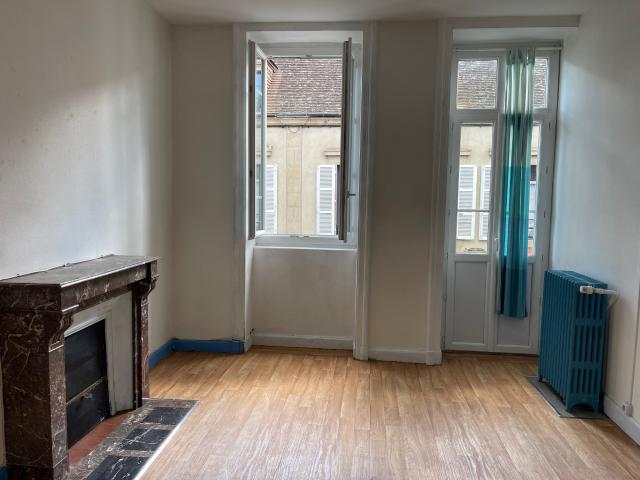 Auv 1162: Grande maison, centre Pionsat, avec très beau jardin, 540m2