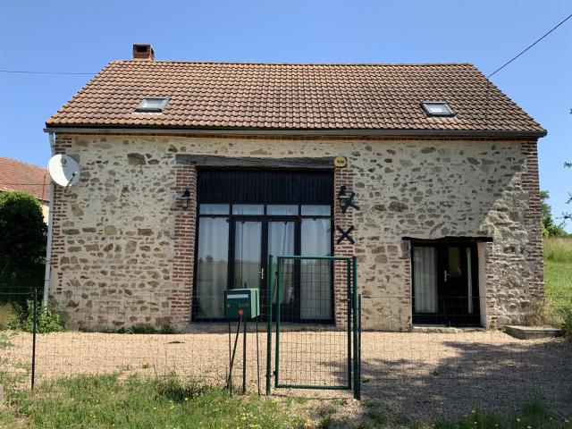 Auv 1182: Bel ensemble: maison habitable, 2 granges, terra. 86m² Sainte Thérence