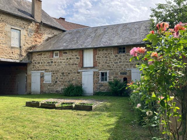 Auv 1184: Ancienne ferme en carré, cour intérieure, centre Pionsat
