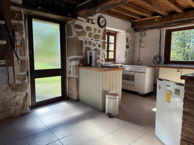 Auv 1193: Maison au calme avec gîte, puits, beau terrain 5.340m2