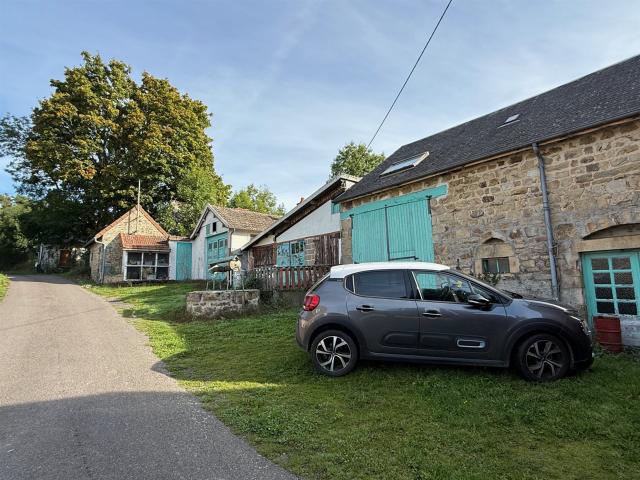 Auv 1196: 3 maisons mitoyennes, divers bâtiments annexes, 3. 140m² Pionsat