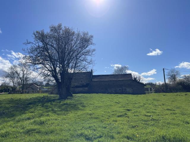 Auv 1137: Maison et grange en pierres, puits, belle vue, 74. 100m² Marcillat en Combraille
