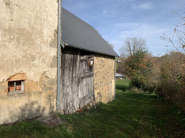 Auv 1205: Grande bâtisse à rénover sur parcelle, belle vue, 2570m2
