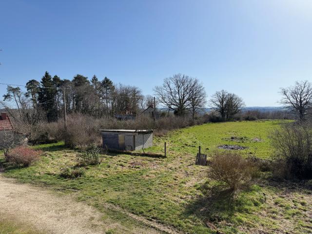 Auv 1212: Maison avec grange attenante, garages et 6570m2 de terrain