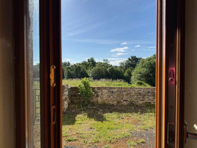 Auv 1223: Maison, grange, double garage, 13000m2 de terrain. 96m² Pionsat