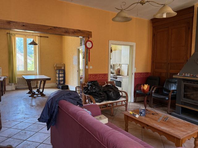 Auv 1227: Maison de bourg à rénover, jardin, garages et grange