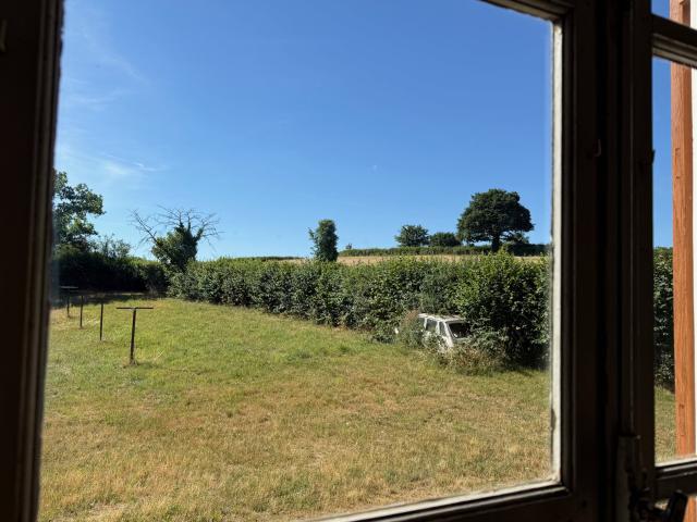 Auv 1226: Maison typique, grange, puits, calme, vue, 3 849m. 118m² Marcillat en Combraille