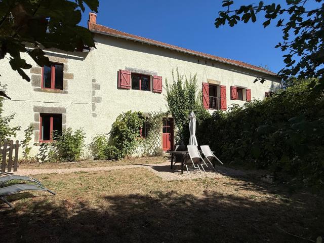 Auv 1231: Trois maisons, dépendances, ancien four à pain, 2. 357m² Espinasse