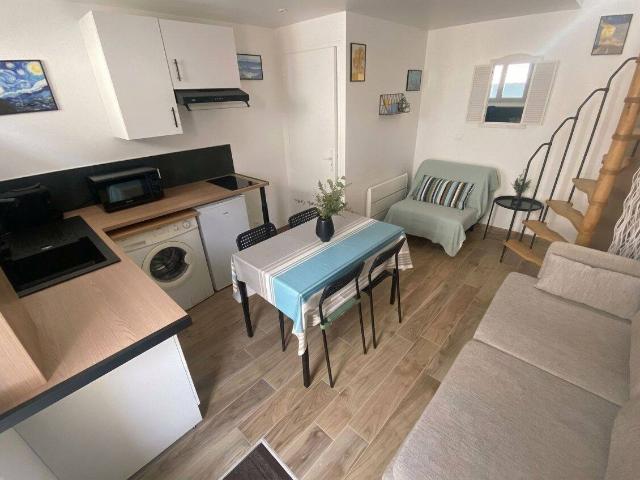 AUVERS SUR OISE: LOUE charmante maison en duplex meublée de 30 m² avec jardinet et parking