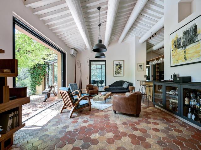Aux abords d’Aix en Provence, dans un cadre résidentiel priv. 581m² Aix En Provence