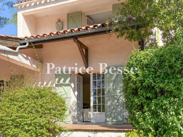 Aux abords de Flayosc, sur plus de 2 ha en restanques, un ma. 178m² Draguignan