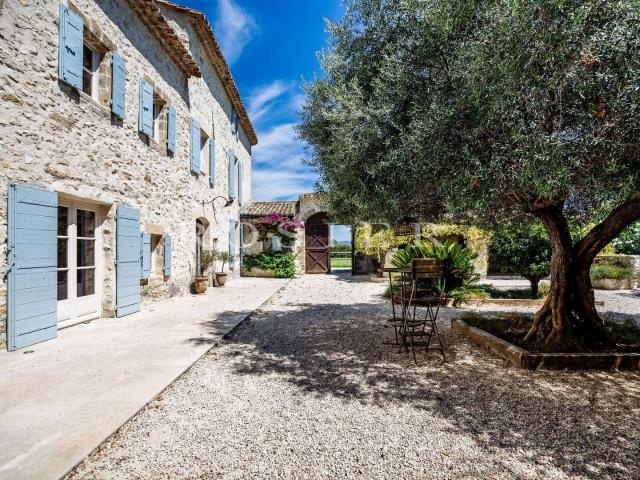Aux porte de l'Isle sur la Sorgue, un domaine équestre priva. 300m² Le Thor