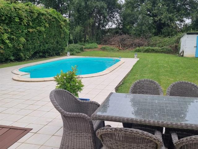 Aux portes du Pays Basque, dans un village calme et convivia. 175m² Saint Palais