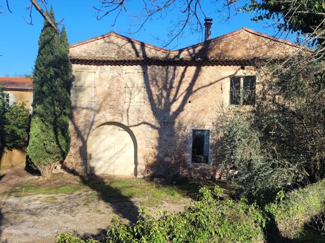 Aux portes d'une petite ville dynamique de la vallee de l'Or. 1000m² Béziers