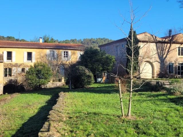 Aux portes d'une petite ville dynamique de la vallee de l'Or. 1000m² Béziers