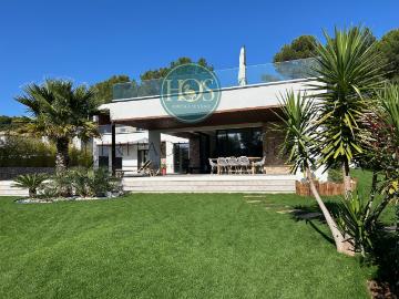 Aux portes d'Aix en Provence Magnifique villa contemporaine meublée