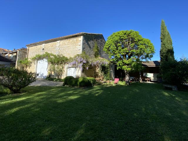 AUX PORTES D'ANGOULEME, commodités à proximité, belle maison charentaise avec piscine et parc