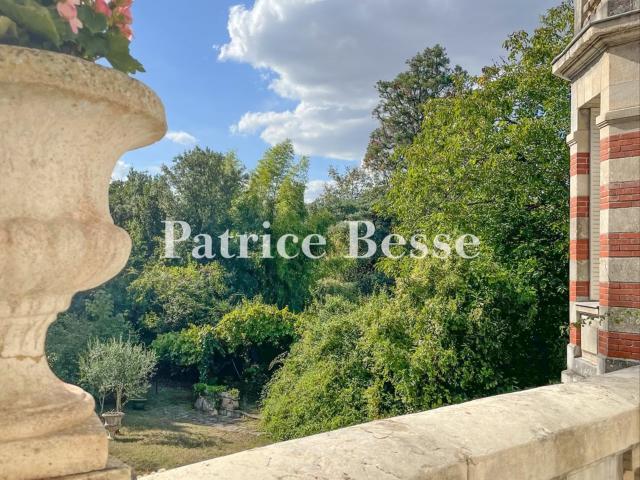 Aux portes de Nantes, villa bourgeoise et son parc de 3 000. 420m² Rezé