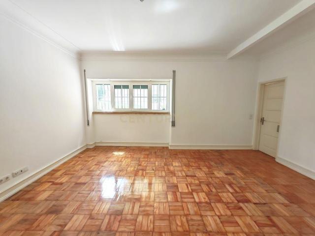 AV D RODRIGO DA CUNHA 15 RC D DRT SUL, Alvalade, Lisbon 1700 138