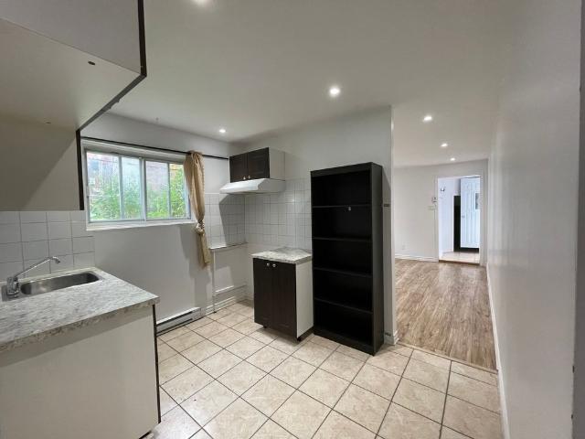 Av. d'Athènes, J4Z 2W2, Brossard