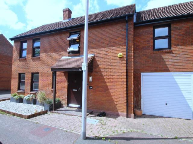 Avon Way, South Woodford, London, E18 4 bed semi detached house to rent £2,875 pcm £663 pw