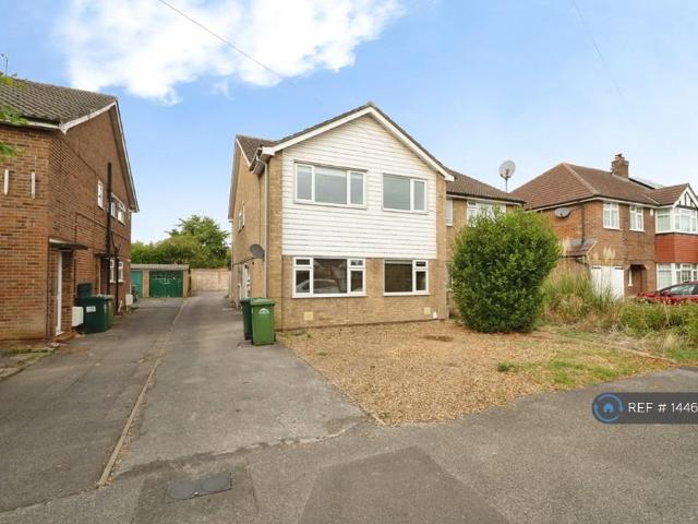 Avondale Avenue, Staines Upon Thames. 2 bed flat to rent £1,500 pcm £346 pw