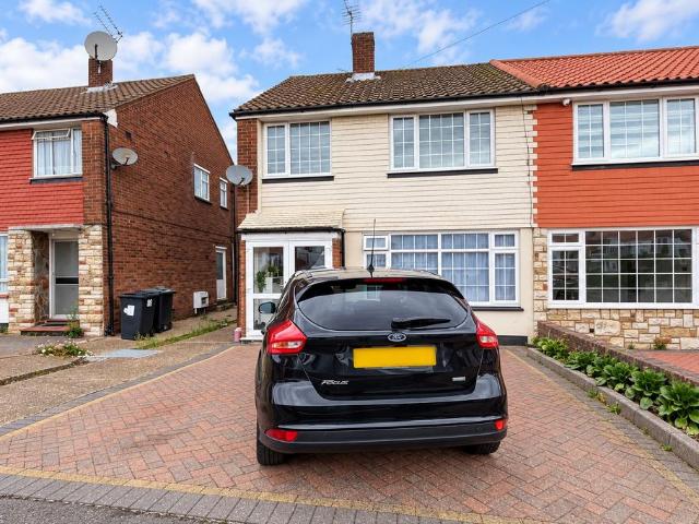 Avondale Crescent, Enfield 3 bed semi detached house to rent £2,500 pcm £577 pw