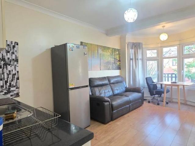 Avondale Crescent, Ilford 1 bed flat to rent £1,700 pcm £392 pw