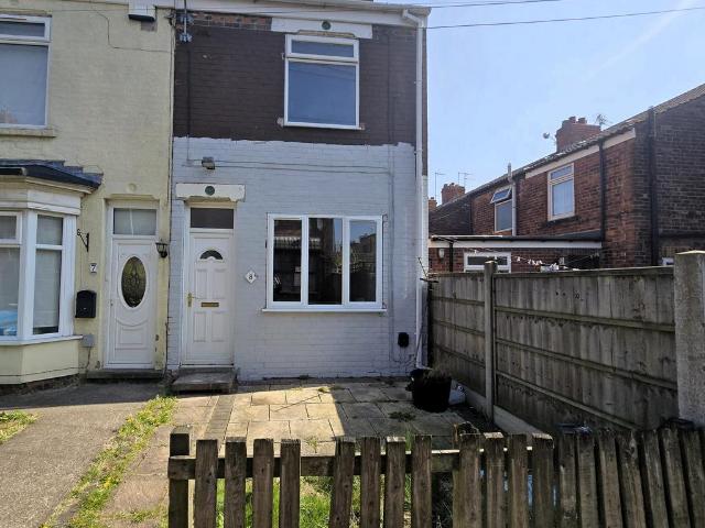 Avondale Crescent, Perth Street West. 2 bed end of terrace house to rent £695 pcm £160 pw