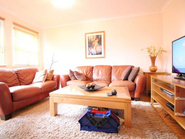 Avonwick Road, Hounslow 3 bed flat to rent £2,300 pcm £531 pw