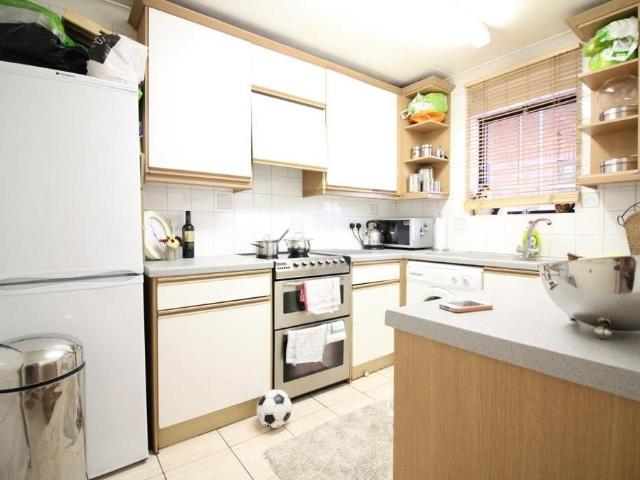 Avonwick Road, Hounslow 3 bed flat to rent £2,300 pcm £531 pw