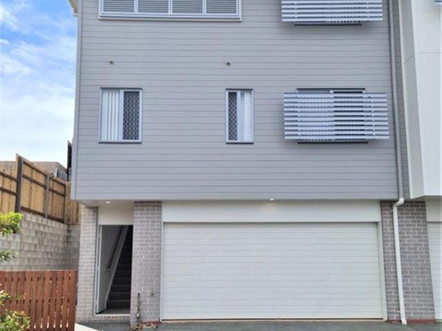 AVAIL 20/11/26 LAWNED BACKYARD 4 BED 3 BATH DOUBLE GARAGE WITH DRIVEWAY PARKING