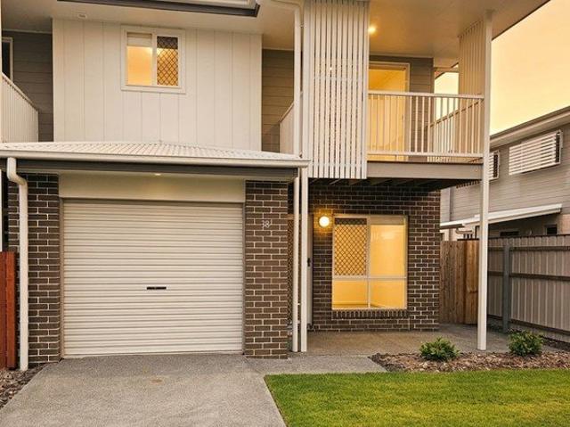 AVAILABLE 18/12/26 3 BEDROOM 2 BATH TOWNHOUSE WITH DUCTED AIR