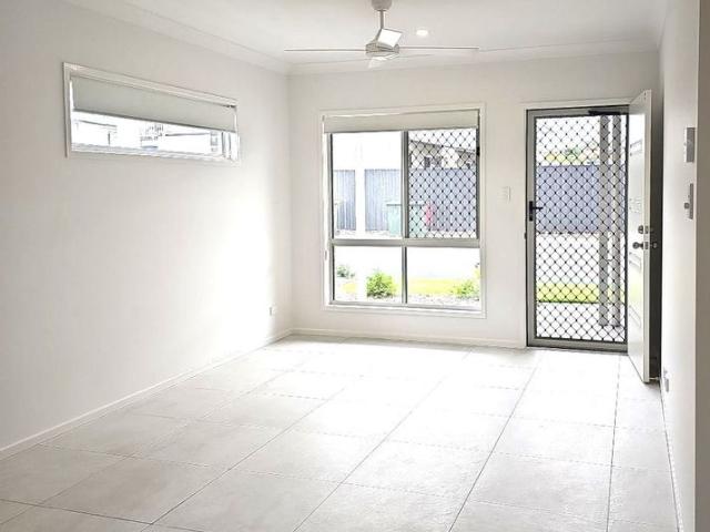 AVAILABLE 18/12/26 3 BEDROOM 2 BATH TOWNHOUSE WITH DUCTED AIR