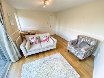 Available 1 July Two Bedroom Flat with Garden