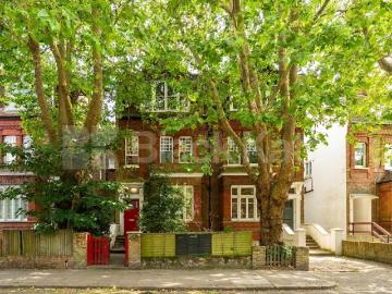 Available end of July A modern, split level, four bedrooms two bathrooms apartment set in a very well maintained Victorian conversion