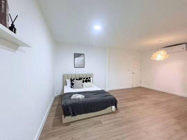 Available for rent! Detached house in prime area Huakhwang location. Ideal living for family, Expats with spacious private house. Pet friendly