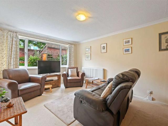 Available for six months only. Beautifully presented two bedroom house with private garden. Available 24th October on a furnished basis