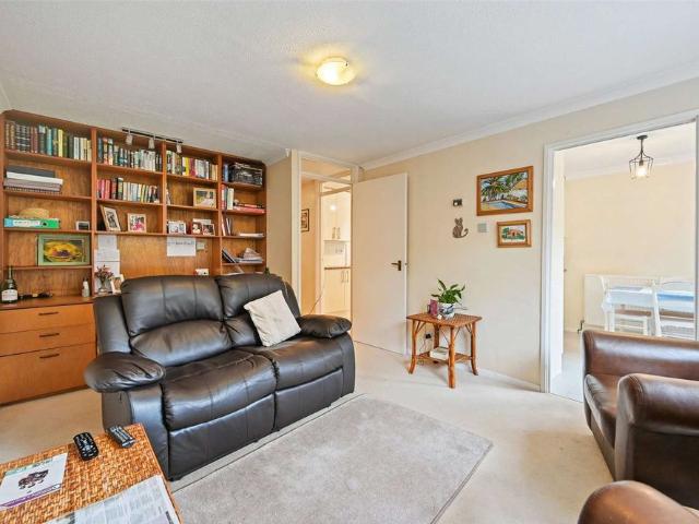 Available for six months only. Beautifully presented two bedroom house with private garden. Available 24th October on a furnished basis