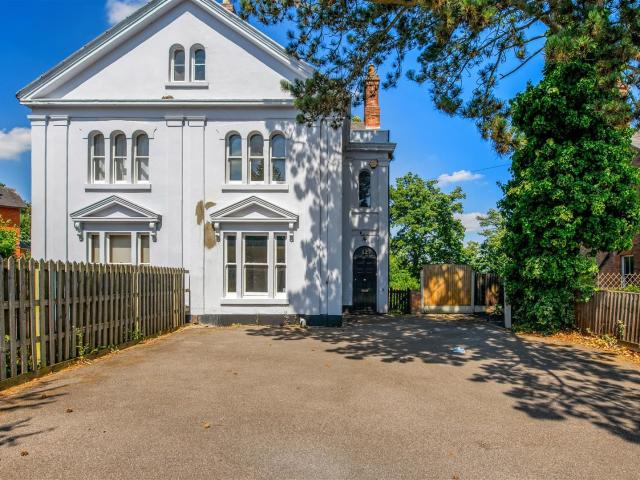 Available for the 2026/2027 Academic Year * Mulberry Lane are pleased to offer to the market this 8 Bedroom Student House located on Forest Road, Nottingham. Are you looking for a spacious student home with everything you need right on your doorstep