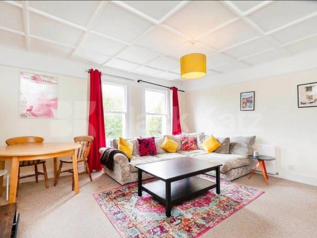Available from the end of August, this well presented furnished apartment offers bright and spacious accommodation in a popular residential location.The property comprises three generous double bedrooms, a large separate reception room providing exce