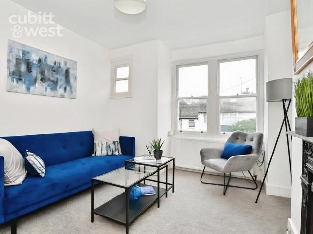 AVAILABLE IMMEDIATELY, Payne Terrace. 2 bed maisonette to rent £1,750 pcm £404 pw