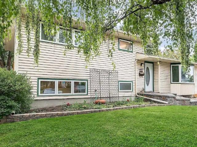 Available Immediately* Updated Lakeview 4 level split w/ double garage