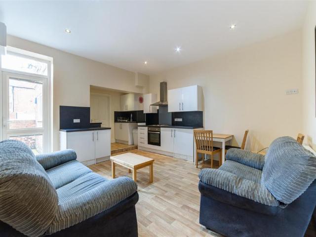Available July 2027 £150pppw. 3 bed flat to rent £1,950 pcm £450 pw
