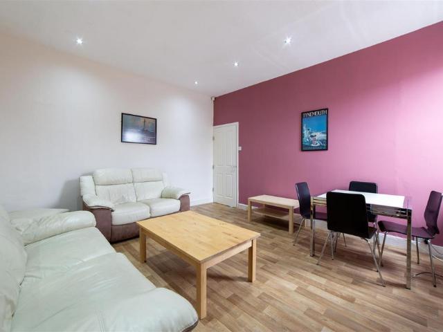Available July 2027 £150pppw. 3 bed flat to rent £1,950 pcm £450 pw