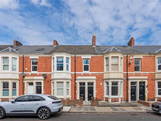 Available July 2027 £150pppw. 3 bed flat to rent £1,950 pcm £450 pw