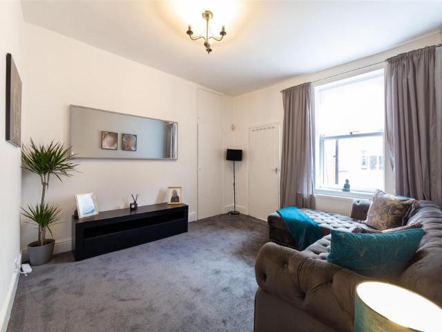 Available July 2027 £110pppw. 3 bed flat to rent £1,430 pcm £330 pw